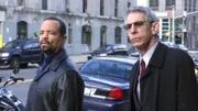 Ein Ex-Sträfling und Mitglied der Biker-Gang 'Death-Knights' wird ermordet aufgefunden. Um den Fall aufzuklären, müssen Detective Tutuola (Ice-T, l.) und Sergeant Munch (Richard Belzer, r.) tief in die Biker-Szene eindringen.