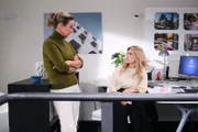 Patrizia (Miriam Lahnstein, r.) ist zufrieden, als Ute (Isabell Hertel) sie doch noch um Rat bittet.