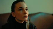 Alina Lazariuc (Anda Sârbei) wird von der Polizei verdächtigt. Sie muss fliehen.
