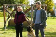 L-R: Caro Belzig (Franziska Wulf); Rocky; Elias Decker (Jens Atzorn)