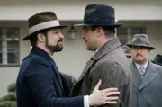 Babylon Berlin Staffel 3 Folge 1 Wiedervereintes Unterwelt-Duo: Misel Maticevic als der Armenier, Roland Zehrfeld  als Walter Weintraub  Copyright: SRF/X Filme Creative Pool GmbH/ARD Degeto Film GmbH/Sky Deutschland/WDR/Beta Film GmbH/Frédéric Batier