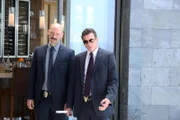 Detective Thomas "TJ" Jaruszalski (Corey Stoll, l.) und Detective Rex Winters (Skeet Ulrich)    +++ Die Verwendung des sendungsbezogenen Materials ist nur mit dem Hinweis und Verlinkung auf RTL+ gestattet. +++