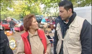 Sükrü Pehlivan (re.) soll Petra nicht nur überzeugen sich von den Erinnerungsstücken ihres verstorbenen Vaters zu trennen, sondern als echter Verkaufsprofi auch für den richtigen Preis sorgen...