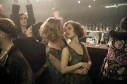 Babylon Berlin Staffel 3 Folge 4 Kurze Momente des Glücks: Caro Cult als Vera, Liv Lisa Fries als Charlotte Ritter.