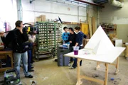 GRIPS Mathe - Geometrie begreifen: Geometrische Körper werden in der Schreinerei selbst hergestellt, hier Pyramiden als Dekoelemente für eine Party. Das Team berechnet das Volumen und die Füllmenge mit Sand, damit die Pyramiden nicht verrutschen.
