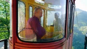 Die alte Seilbahn ist die einzige Verbindung zwischen Chulo und Tago. Seilbahnführer Zivadi und Otar sind 12 Stunden am Tag mit ihr unterwegs.