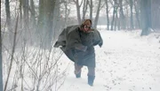 Adsche (Peter Heinrich Brix) kämpft sich durch den Schneesturm.