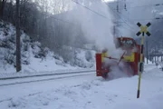 Zwei Motoren á 425 PS treiben die Schneefräse an.