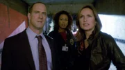 Sie sind von der unfassbaren Brutalität des Verbrechens geschockt: Dr. Warner (Tamara Tunie, M.) sowie die Detectives Stabler (Christopher Meloni.) und Benson (Mariska Hargitay).