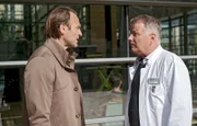 In einem anfänglich normalen Gespräch zwischen Freunden, platzt es plötzlich aus Dr. Martin Stein (Bernhard Bettermann, li.) heraus. Er macht sich Luft und Roland Heilmann (Thomas Rühmann, re.) bekommt seinen ganzen Frust ab.