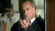 Bei einer Hausdurchsuchung wird Detectives Stabler (Christopher Meloni) von einem unangekündigten Gast überrascht.