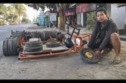 Tajab will seine Extrem-Vespa reparieren und exzentrisch aufhübschen, um beim Vespa-Festival in Kediri einen Preis zu gewinnen