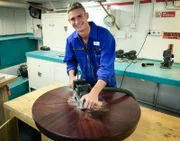Schreinerpraktikant Lukas Eder bei der Arbeit an Bord in der Schreinerei.