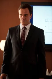 Peter Burke (Tim DeKay)