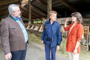 Die Kommissare Stadler (Dieter Fischer, l.) und Andresen (Sophie Melbinger, r.) ermitteln mit Polizeihauptmeister Mohr (Max Müller, M.) im Fall einer ermordeten Bäuerin.