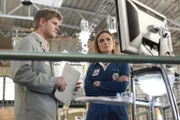 Der wissenschaftliche Mitarbeiter Wendell (Michael Terry) erläutert Brennan (Emily Deschanel) seine Untersuchungsergebnisse.