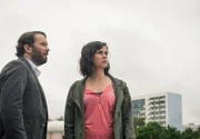 Die Hauptkommissare Kira Dorn (Nora Tschirner, re.) und Lessing (Christian Ulmen) bei ihren Ermittlungen.