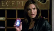Kurz nachdem ein 16-jähriges Mädchen ermordet in einem Hotelzimmer gefunden wird, taucht ein Handyfoto der Leiche im Internet auf. Die Spur führt Detective Olivia Benson (Mariska Hargitay) zum Empfang eines Hotels.