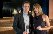 Veranstalterin Beate Dannenberg (Gunda Eberts, rechts) hat Geheimnisse vor Kommissar Paul Kleinert (Felix Eitner).