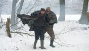 NDR Fernsehen BÜTTENWARDER OP PLATT, "Donnerschlach", am Sonntag um 22:55 Uhr. Adsche (Peter Heinrich Brix, re.) hilft Brakelmann (Jan Fedder, li.) aus der Gefahrenzone.