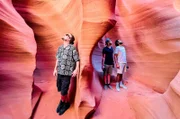 Auf ihrem Roadtrip mit dem Camper durch die USA bewundern Sarazar und seine Freunde auch die beeindruckenden Felsformationen des Antelope-Canyons in Arizona.