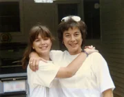 Leslie MacKool mit ihrer Mutter