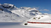 Bernina Express auf dem Bernina Pass am Lago Bianco.
