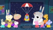 Peppa und ihre Freunde machen einen Ausflug zu einem Wissenschaftsmuseum. Dort gibt es so Einiges zu entdecken und zu testen. Opi Mümmel (re.) ist auch vor Ort und bringt den Kindern etwas über Triebkraft bei, als er seine Rakete präsentiert.