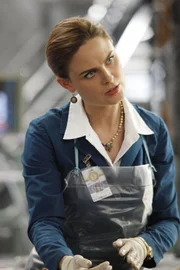 Brennan (Emily Deschanel) untersucht mit ihren Kollegen die Todesumstände eines Mannes, der anscheinend für den mysteriösen Inhalt seines Aktenkoffers ermordet wurde.