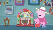 Peppa (li.) und Schorsch (vo.re) verbringen den Tag mit Oma (hi.re.) und Opa Wutz beim Segeln. Als sie einen Stop beim Clubhaus einlegen, stoßen sie dort auf eine eingestaubte Musikbox.