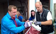 Constantin (re.) ist nicht bereit sich von seinen Oldtimern zu trennen, hier muss Otto Schulte (re.) Überzeugungsarbeit leisten.
