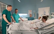 Dr. Heilmann und Dr. Kaminski haben keine guten Nachrichten. Sie konnten Ava Heise keine Niere von Marvin Lüttke transplantieren, da bei seiner Niere ein Tumor an der Nebenniere entdeckt wurde. Für Avas besorgten Vater Henry bricht eine Welt zusammen.