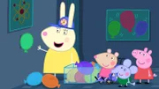Peppa (re.) und ihre Freunde machen einen Ausflug zu einem Wissenschaftsmuseum. Dort gibt es so Einiges zu entdecken und zu testen, wie z.B. ganz besondere Luftballons.