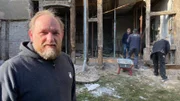 Bauherr in Nöten: Am Gutshaus Dölitz ist das Fachwerk verfault. Aber Architekt Ronald van der Starre bleibt cool.