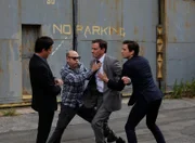 L-R: Matthew Keller (Ross McCall), Mozzie (Willie Garson), Peter Burke (Tim DeKay) und Neal Caffrey (Matthew Bomer)