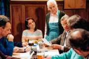 Als das Quiz beginnt, ist Schattenhofer weiter siegessicher, doch die Fragen erweisen sich als kniffliger als gedacht. Von links: Mike Preissinger (Harry Blank), Katharina Benninger (Carina Dengler), Theresa Brunner (Ursula Erber) und Lorenz Schattenhofer (Werner Rom).