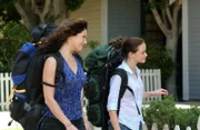 Lorelai (Lauren Graham, l.) und Rory (Alexis Bledel, r.) kehren nach ihrer Europareise zurück nach Stars Hollow und gleich warten einige Überraschungen auf sie ...