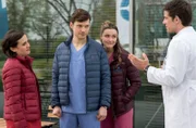 Dr. Ahlbeck belehrt Rebecca, Florian und Viktoria.