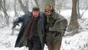 NDR Fernsehen NEUES AUS BÜTTENWARDER, "Donnerschlach", am Donnerstag um 22:25 Uhr. Brakelmann (Jan Fedder, li.) und Adsche (Peter Heinrich Brix, re.) kämpfen gemeinsam gegen den Sturm.
