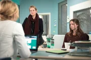 Dr. Ina Schulte (Isabell Gerschke, li.) ist gerade im ersten Gespräch mit Josie Bachler (Lilly Barshy, re.), als ihre Mutter Heike Bachler (Birte Hanusrichter, mi.) ins Zimmer platzt. Wenn Josie vorher schon nicht mit der Sprache rausgerückt ist, macht sie beim Erschienen ihrer Mutter komplett dicht.