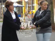 Gabi (li.) und Asina beim Entrümpeln.