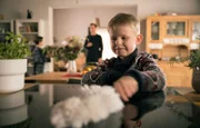 Im Hause Brentano steht Großputz an, Arzu kommt heute nach ihrem Unfall aus dem Krankenhaus nach Hause. Max (Ben Grünberg, vorn) und Oskar (Leonard Scholz, hi. li.) freuen sich sehr auf ihre Mama und Philipp (Thomas Koch, hi. re.) möchte, dass für die Rückkehr seiner Frau alles perfekt ist.