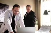 Dr. Kai Hoffmann (Julian Weigend, li.) und sein Ex-Schwiegervater Prof. Ewald Schulte (Hansjürgen Hürrig, re.) scheinen sich immer noch gut zu verstehen. Kai hält eine Operation bei Ewalds Darmkrebs für sinnvoll, doch Ewald, selbst renommierter Mediziner, blockt das ab. Er kennt seine nichtvorhandenen Chancen.