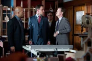 Peter Burke (Tim DeKay, 2.v.l.), Andy Woods (Dylan Baker, r.)