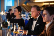 Nach einer Idee von Harald Schmidt Persönliche Krise und dann ging auch noch der Preis an einen anderen – Esther (Inka Friedrich, li.) und Wolfram (Uwe Ochsenknecht) versuchen Fassung zu bewahren. Nur Vorstandpraktikantin Deborah (Amelie Kiefer, re.) ist einigermaßen entspannt.