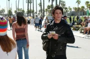 Lorelai verschweigt Rory, dass Jess (Milo Ventimiglia) seit einiger Zeit verschwunden ist, um sie vor den Abschlussprüfungen nicht zu belasten, doch dann sorgt Emily mit einer Aktion für einige Ablenkung ...