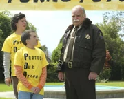 Noch ahnt Sheriff Dugan (Richard Riehle, r.) nicht, dass Axl (Charlie McDermott, l.) und Brick (Atticus Shaffer, M.) sich nicht nur aus Nächstenliebe für das zerstörte Wahrzeichen von Orson einsetzen ...