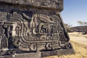 In der Nähe der Stadt Cuernavaca. Zeremonielles Zentrum von Xochicalco. Quetzalcoatl-Pyramide. Mexiko.