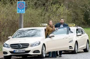 Viktoria Stadler (Isabella Krieger, l.) und Matteo Moreau (Mike Adler, r.) werden Zeugen eines Unfalles.