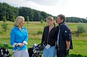 ARD ROTE ROSEN, Folge 1357 am Montag um 14.10 Uhr im Ersten. Auch vor ihrer Mutter Julia (Christiane Lemm, l.) heuchelt Bente (Nela Schmitz, M.) Liebe zu Vincent (Stefan Feddersen-Clausen, l.) vor, um ihn in Sicherheit zu wiegen.
